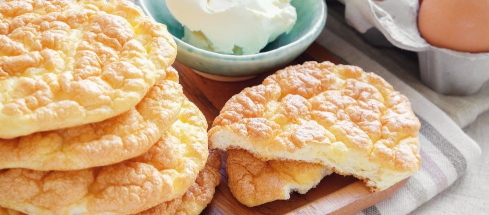 bzfe_de's tweet image. #CloudBread ist ein Trendfood, das immer wieder in den sozialen Medien auftaucht. Die Fladen haben aber außer der Optik nichts mit „Brot“ gemeinsam. Sie enthalten kaum Kohlenhydrate und Ballaststoffe, sind durch den hohen Eiweißanteil aber sättigend ➡️ buff.ly/3V0vVDL