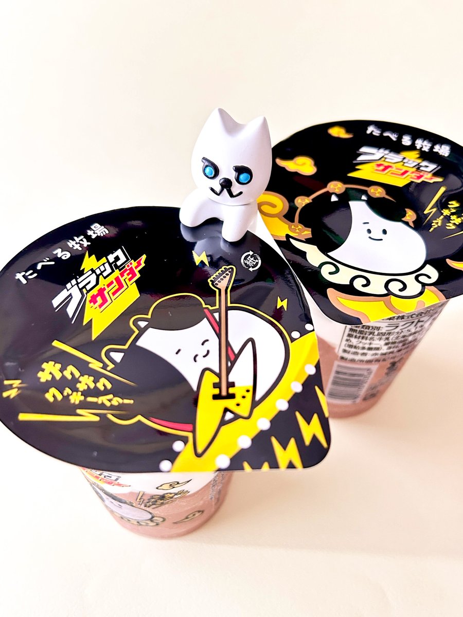 doorfumi2018's tweet photo. 【食べたぜ】ファミマのたべぼくアイスがブラックサンダーとコラボしてたぜ。
クッキーはチョコアイスの中にも入ってて、最後までザクザク感たっぷり。ちなみにフタの絵柄は3種類あって、俺の推しはロックなうしくんだぜ。
#オヤツハント https://t.co/k2nvzwroTK