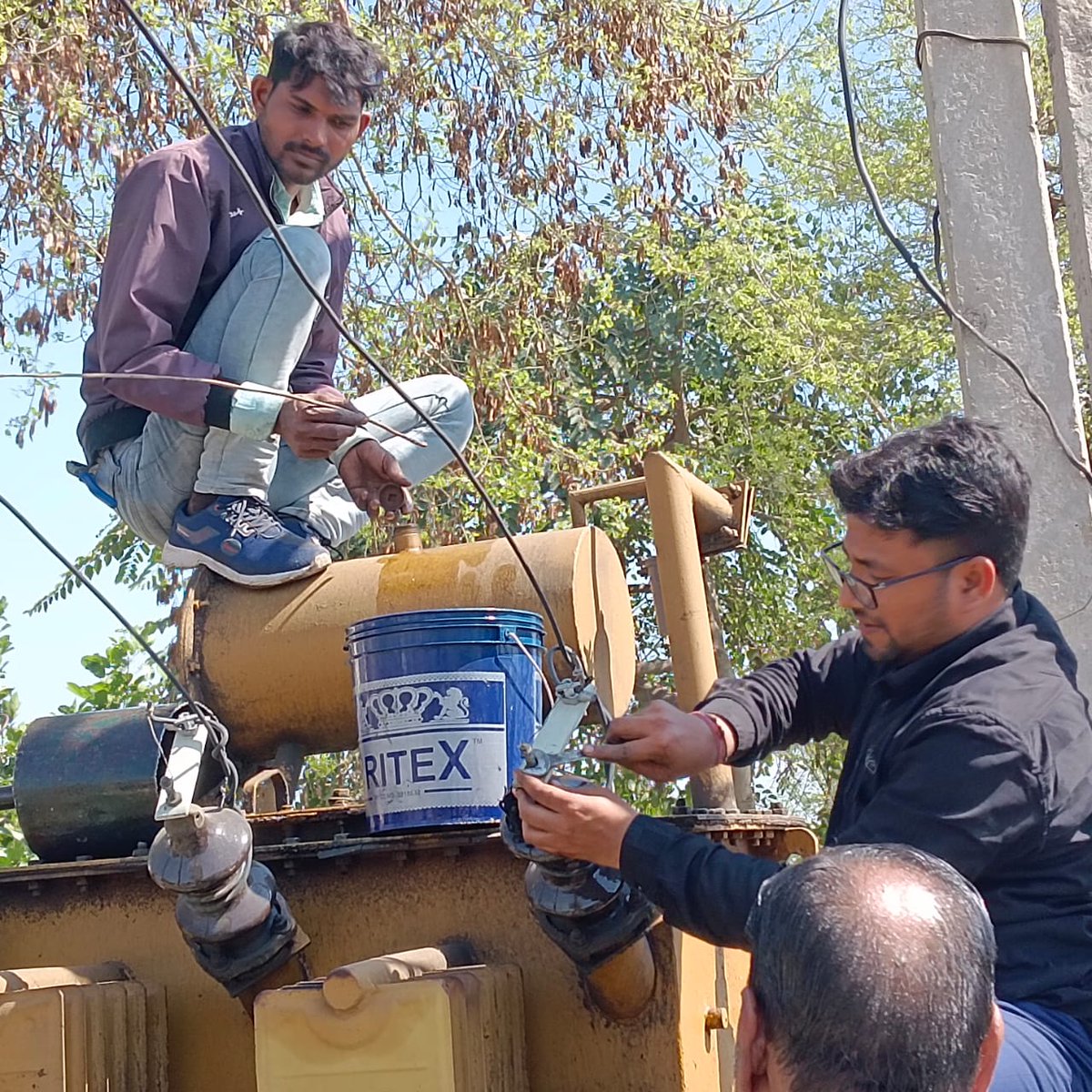 SunjeevSharma9's tweet photo. आज कार्यशाला हाथरस टीम द्वारा Sadabad town edd4 हाथरस में मध्यम क्षमता के परिवर्तको में सहायक अभियंता वितरण एवं अवर अभियंता वितरण की उपस्थिति में तेल डलवाया, bushing व terminals की सफाई और earthing करायी गयी @EwdEe58123 @dvvnlhathras @dvvnlhq @MDDVVNL https://t.co/RP67HHNz0O