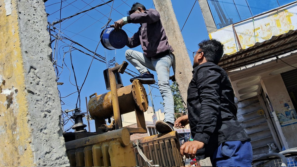 आज कार्यशाला हाथरस टीम द्वारा Sadabad town edd4 हाथरस में मध्यम क्षमता के परिवर्तको में सहायक अभियंता वितरण एवं अवर अभियंता वितरण की उपस्थिति में तेल डलवाया, bushing व terminals की सफाई और earthing करायी गयी <a href="/EwdEe58123/">EE EWD ALIGARH</a> <a href="/dvvnlhathras/">DVVNL HATHRAS</a> <a href="/dvvnlhq/">Dakshinanchal Vidyut Vitran Nigam Limited</a> <a href="/MDDVVNL/">MD DVVNL AGRA</a>