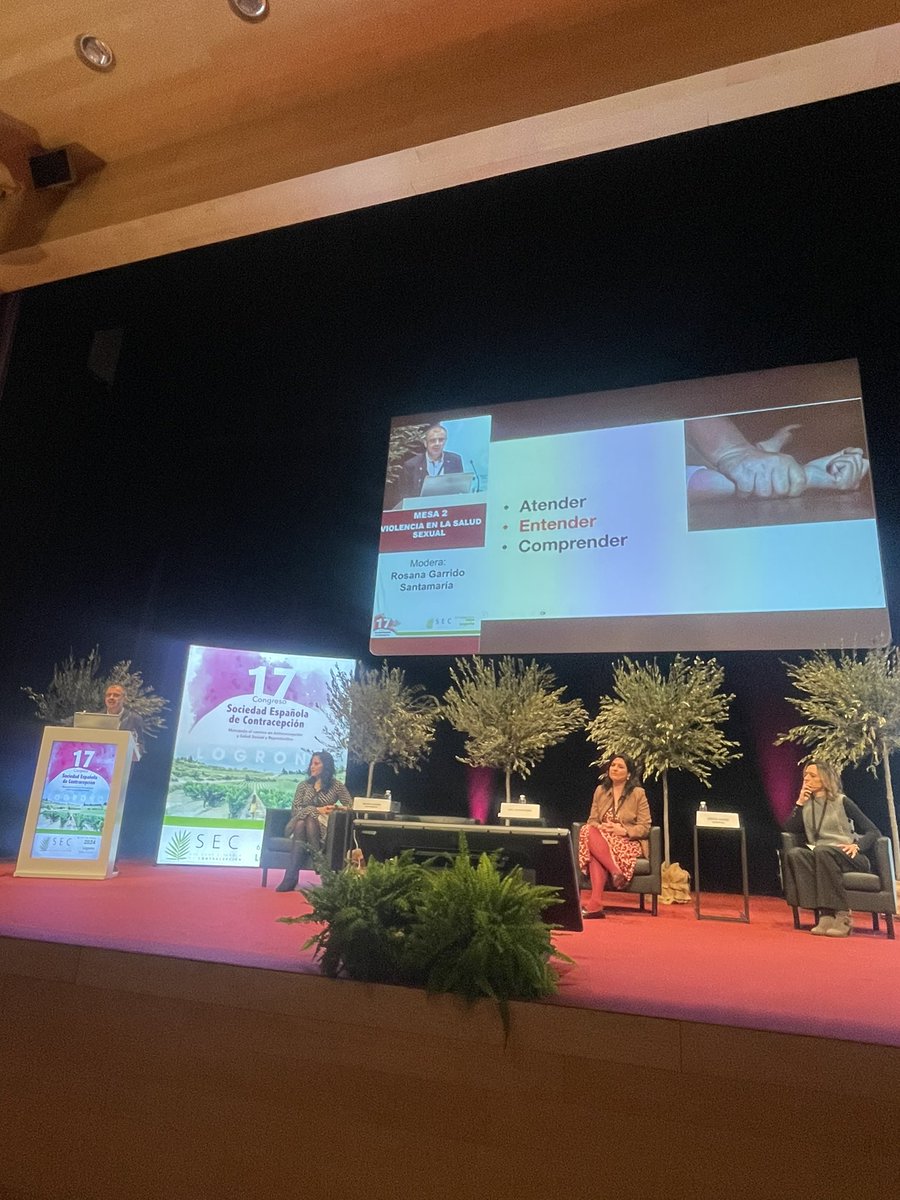 El Dr. Abel Renuncio sensibiliza al auditorio mostrando números sobre las mujeres que son víctimas de violencia sexual en el mundo. Un problema existente y emergente. ATENDER-ENTENDER-COMPRENDER