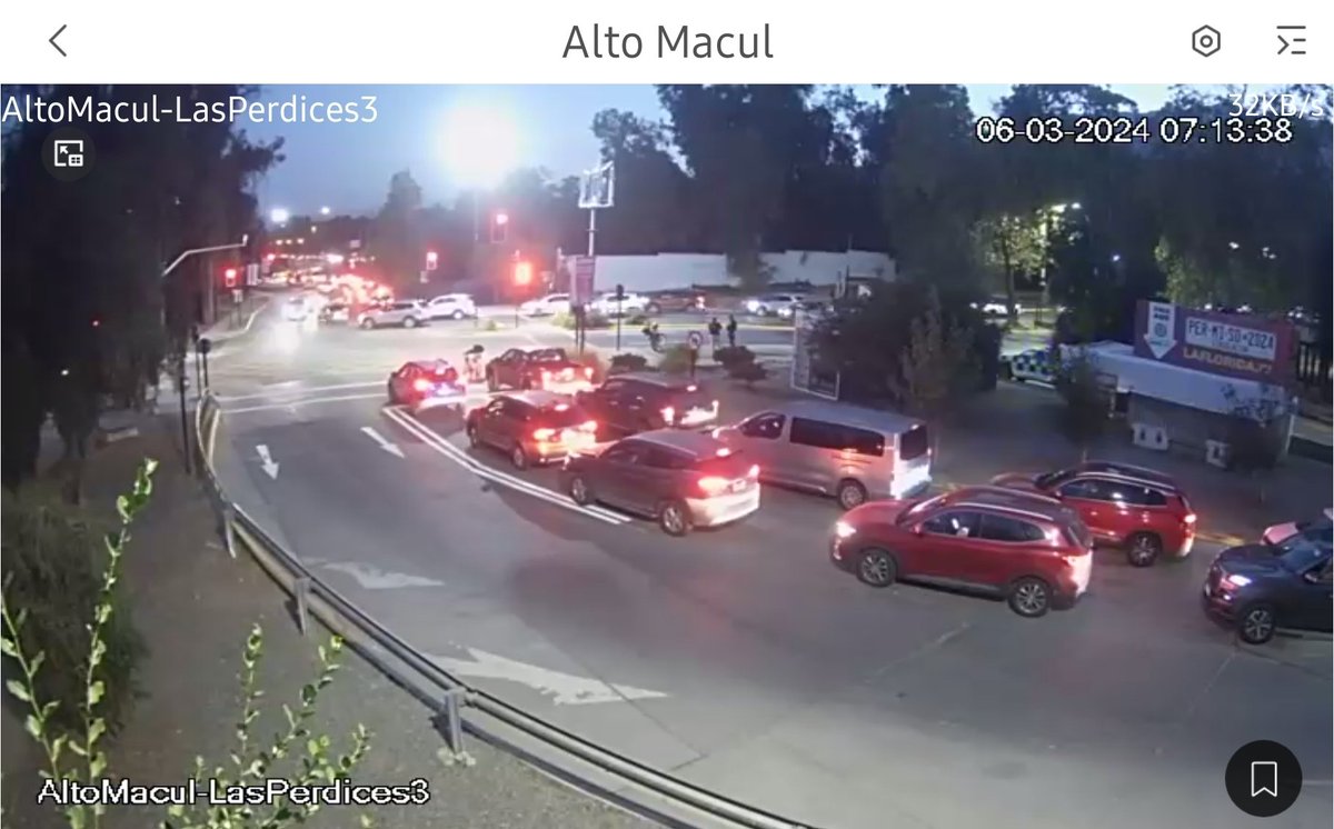 alto_macul's tweet photo. @MuniLaFlorida @rodolfocarter ..Comenzamos un año más sin cambios en la infraestructura vial, seguimos esperando el 2do puente..y con caballos en vía pública...días avisando para que @isinergia_inmob mejore el cierre de Nueva María Angélica con Portales de Piedra y nada de nada! https://t.co/SuAFGfFp3B