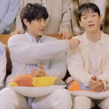 میکروفون گرفته براشون
خیلی کودک و شیطونه
<a href="/weareoneEXO/">EXO</a>