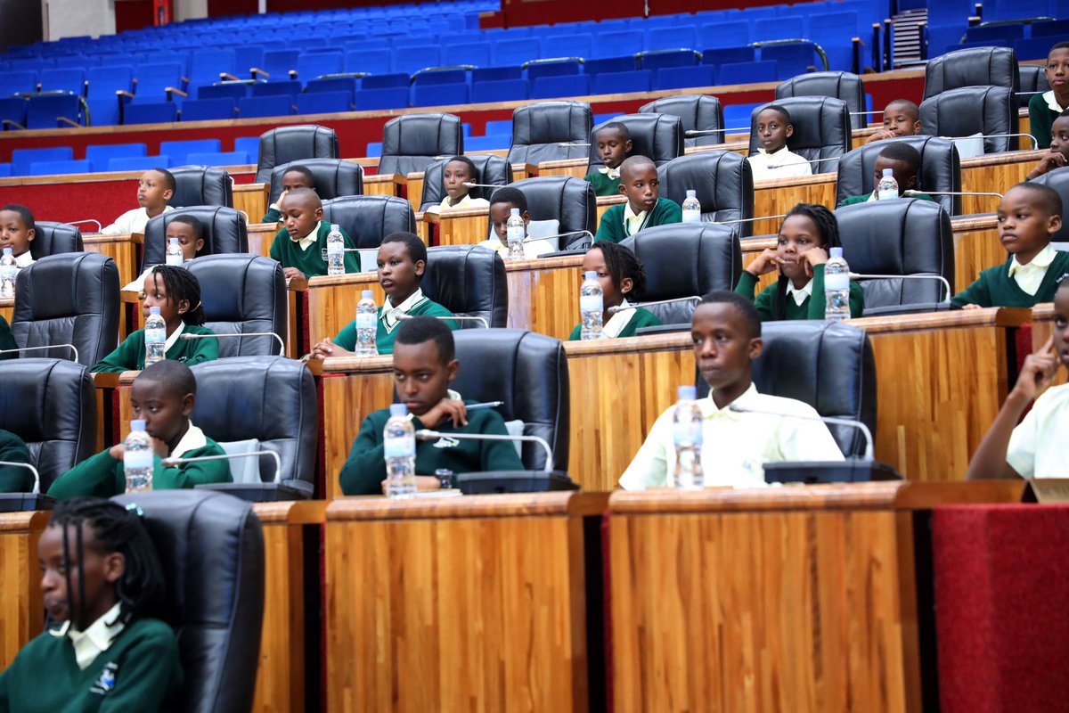 Rwanda Parliament (@rwandaparliamnt) on Twitter photo Uyu munsi, Komisiyo y'Uburezi, Ikoranabuhanga, Umuco n'Urubyiruko bakiriye abanyeshuri ba “Ecole du Bon Berger” <a href="/BugeseraDistr/">Bugesera District</a>, basobanurirwa inshingano, imiterere, n’imikorere y'Inteko Ishinga Amategeko. Uyu munsi, Komisiyo y'Uburezi, Ikoranabuhanga, Umuco n'Urubyiruko bakiriye abanyeshuri ba “Ecole du Bon Berger” <a href="/BugeseraDistr/">Bugesera District</a>, basobanurirwa inshingano, imiterere, n’imikorere y'Inteko Ishinga Amategeko.