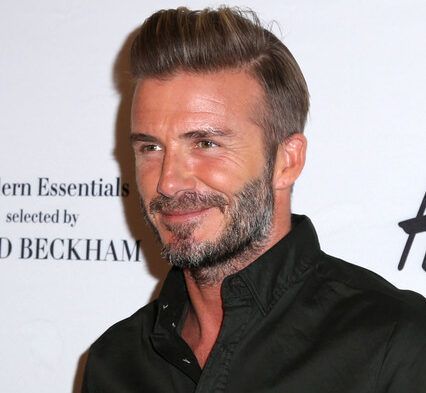 Beckham dazzles at Guy Ritchie's 'The Gentlemen' premiere, promising a stylish and thrilling ride into the criminal underworld.  #DavidBeckham #GuyRitchie #TheGentlemen #PremiereStyle #StylishEvent #CriminalUnderworld #ThrillingRide 

Read more: dailytuesday.co.uk/david-beckham-…