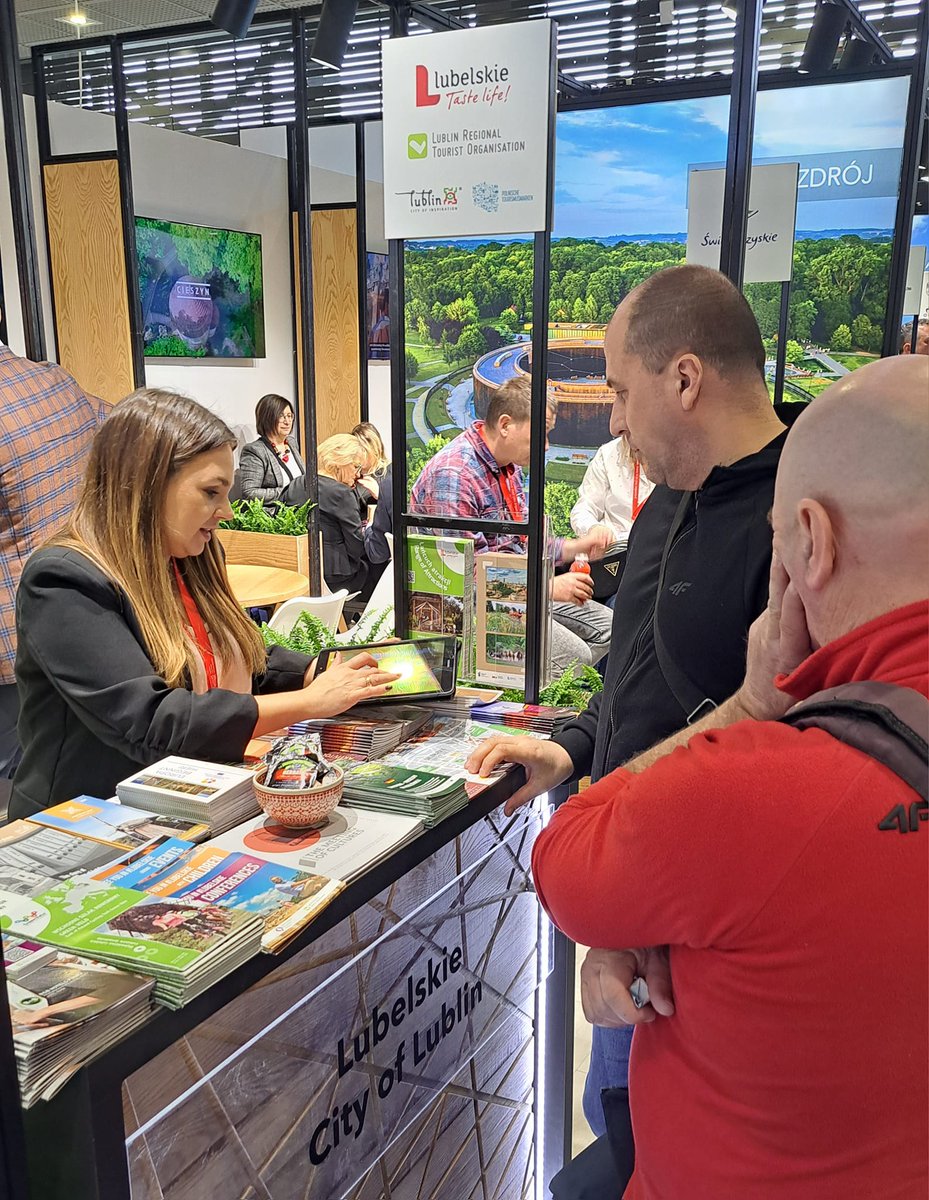 lubelskietravel's tweet photo. Guten Tag! 🇩🇪 Trwa promocja #Lubelskie podczas @ITB_Berlin, wiodącego na świecie wydarzenia dla branży turystycznej.
Lubelskie stoisko organizuje #LROT we współpracy z LOT Metropolia Lublin. W promocji wspiera nas niezawodne @lcklubelskie
#ITBBerlin #ITBTogether #ITBConvention https://t.co/oNHqQZDCvN