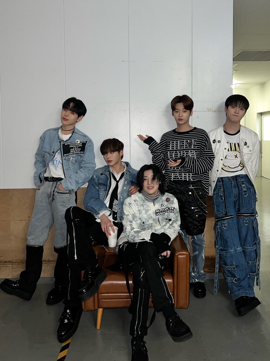 WEi_Official_JP's tweet photo. いつ見ても押し寄せる波のように🌊抜け出せない魅力の清涼なWEiと今日も一緒にいてくれたRUiありがとう💙✨

#위아이 #WEi #ウィーアイ
#WAVE #FAKELOVE https://t.co/4ZWo1VRAaX