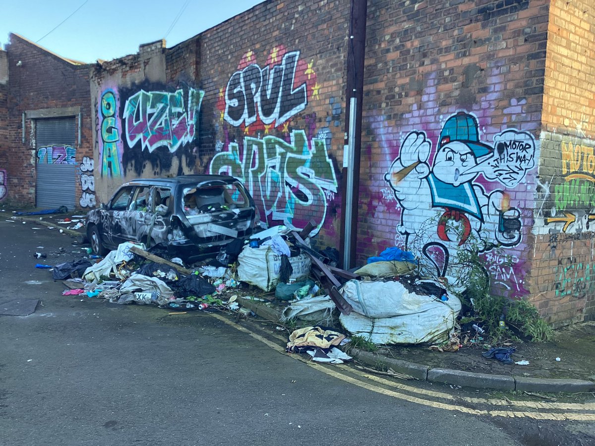 @BCC_Help Emergency road danger. Little Edward St. off Palmer St. #BordesleyandHighgateWard #LadywoodConstituency . This has previously been reported & covered by national media @SWNS #BankruptBrum
Industrial freezers & fly-tipping in road, RTC imminent? 
@leedargue