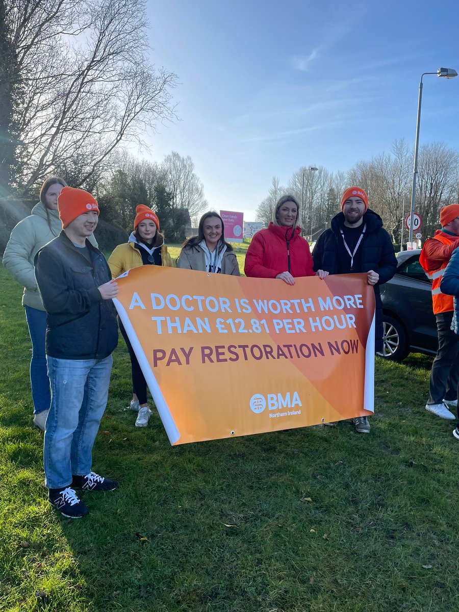 Supporting our Junior Doctors at Craigavon Area Hospital this morning. Junior Doctors must have fair pay and working conditions. Health Minister must enter meaningful negotiations with ⁦@BMA_NI⁩