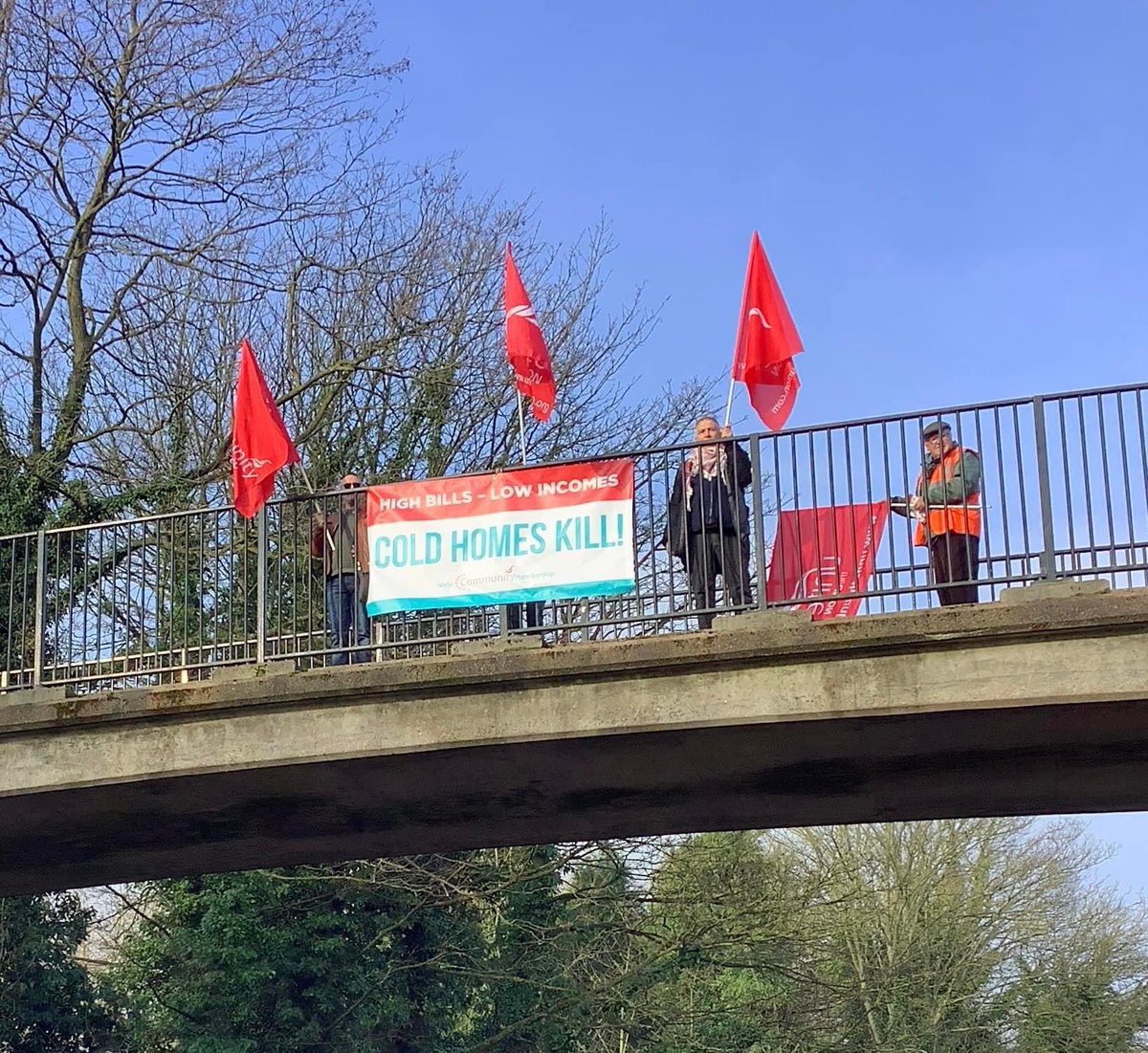 Banner drop in Chesterfield this morning ✊

Unite Community have kicked off the national day of action!

Over 20 events are expected nationwide fuelpovertyaction.org.uk

#ColdHomesKill #Unite4EnergyForAll