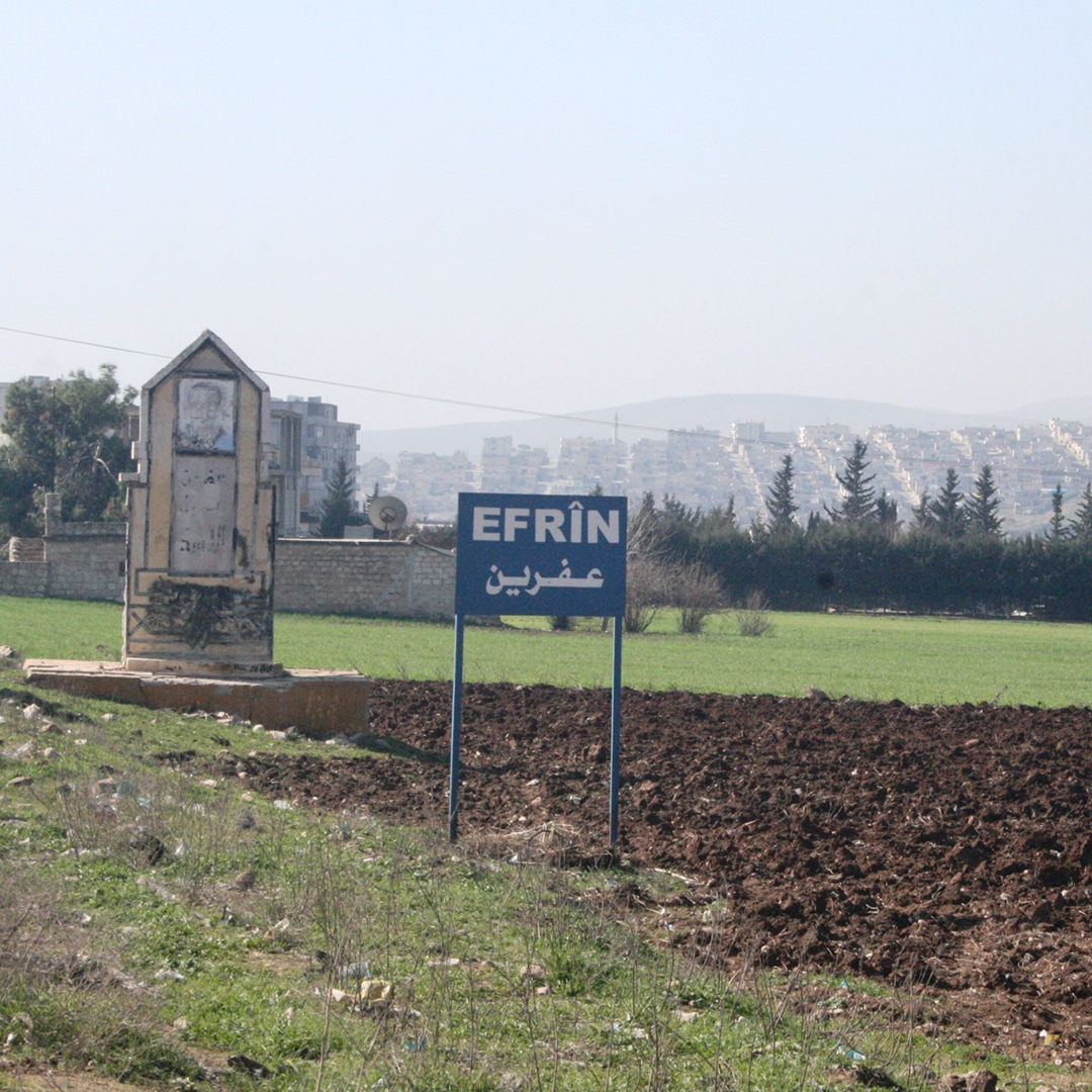 In dem musikalisch begleiteten Panel VOICES FOR AFRIN: THE OVERLOOKED ATROCITIES IN SYRIA diskutieren heute Abend Expert*innen über die politische Situation in Afrin und den anhaltenden Kampf der Betroffenen für Gerechtigkeit.
<a href="/ECCHRBerlin/">ECCHR</a> <a href="/STJ_SYRIA_ENG/">Syrians for Truth & Justice</a> @kristin_hellberg