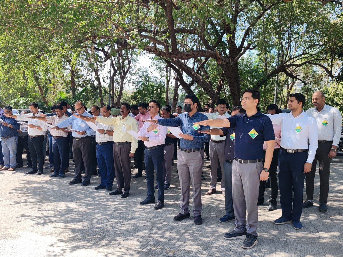 Today Mr. S.K. Gupta, Director (Projects) imparted pledge to officers and staff of #MMRC and GC to reaffirm their commitment to the core values of #SafetyFirst on the occasion of inauguration of 53rd National Safety Week' 2024. MMRC has initiated a week long campaign from 4th to