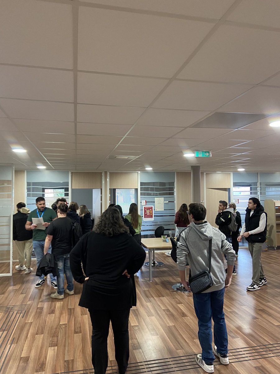 Le Meilleure façon de découvrir un métier, c’est de le tester. #francetravail  Parentis vous propose de rencontrer ce jour 1️⃣0️⃣entreprises accueillantes. Plus de 2️⃣0️⃣jeunes présents, dès le début de la rencontre, prêts pour faire des immersions d’un jour ou plus👍