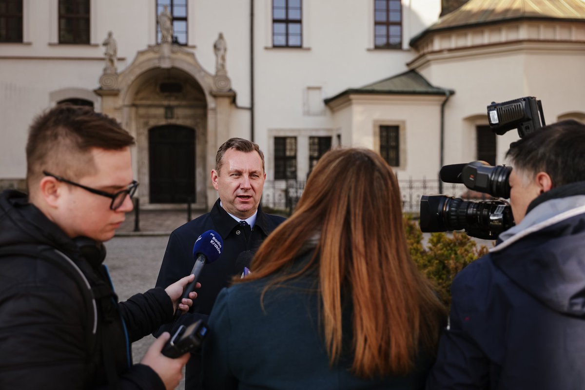 RKomarewicz's tweet photo. ✅ Przekazuję swoją pensję poselską na cele charytatywne.

🏛️W ostatnim czasie utworzyła się dyskusja na temat tego, czy osoby kandydujące na Urząd Prezydenta Miasta Krakowa, które pełnią funkcję publiczne (https://t.co/z442ATM6d2 posłowie, wiceprezydent miasta Krakowa, rektor uczelni) powinny na okres kampanii samorządowej wziąć urlop bezpłatny. 

Z prawnego punktu widzenia nie ma obowiązku brania urlopu na czas kampanii samorządowej. Ja natomiast w tej sytuacji widzę pewne etyczne wątpliwości i nie czuję się z tym dobrze.

Nie mogę zawiesić swojej działalności poselskiej, lecz po przemyśleniu sprawy postanowiłem, że swoją pensję poselską w miesiącu w którym prowadzę kampanię wyborczą przeznaczę na cele charytatywne. 

💚Sumę 10.000 zł przekażę dla Fundacja Pełna Życia.

💛W DNA Polski 2050 Szymona Hołowni jest pomoc osobom niepełnosprawnym, wykluczonym, potrzebującym pomocy. 

🎗️Pragnę zrobić to, aby czuć się uczciwie w stosunku do moich wyborców oraz samego siebie.