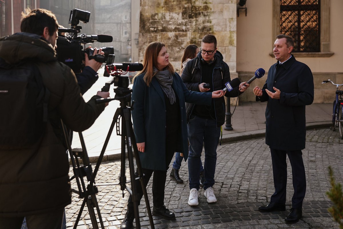 RKomarewicz's tweet photo. ✅ Przekazuję swoją pensję poselską na cele charytatywne.

🏛️W ostatnim czasie utworzyła się dyskusja na temat tego, czy osoby kandydujące na Urząd Prezydenta Miasta Krakowa, które pełnią funkcję publiczne (https://t.co/z442ATM6d2 posłowie, wiceprezydent miasta Krakowa, rektor uczelni) powinny na okres kampanii samorządowej wziąć urlop bezpłatny. 

Z prawnego punktu widzenia nie ma obowiązku brania urlopu na czas kampanii samorządowej. Ja natomiast w tej sytuacji widzę pewne etyczne wątpliwości i nie czuję się z tym dobrze.

Nie mogę zawiesić swojej działalności poselskiej, lecz po przemyśleniu sprawy postanowiłem, że swoją pensję poselską w miesiącu w którym prowadzę kampanię wyborczą przeznaczę na cele charytatywne. 

💚Sumę 10.000 zł przekażę dla Fundacja Pełna Życia.

💛W DNA Polski 2050 Szymona Hołowni jest pomoc osobom niepełnosprawnym, wykluczonym, potrzebującym pomocy. 

🎗️Pragnę zrobić to, aby czuć się uczciwie w stosunku do moich wyborców oraz samego siebie.