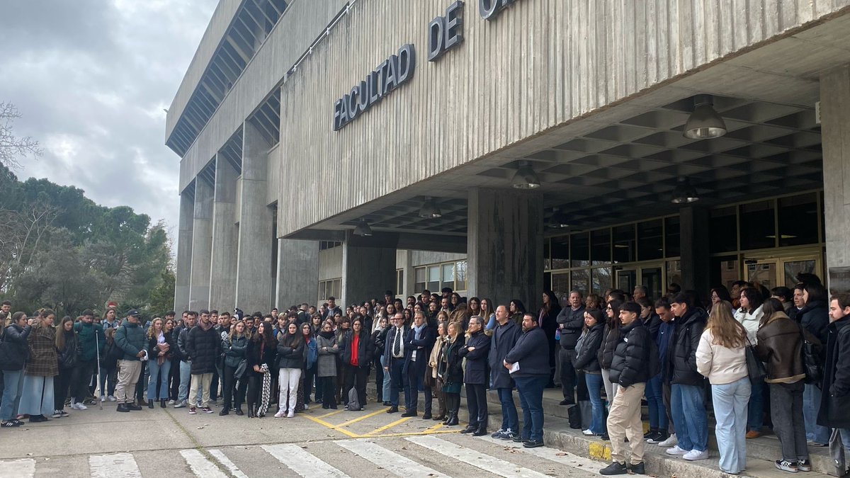 Minuto de silencio como muestra de condolencia con @UCM_fghis 024 línea atención conducta suicida <a href="/PsiCall_UCM/">PsiCall UCM</a>