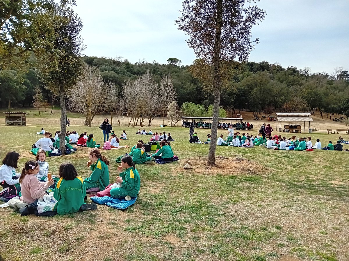 A El Xaragall, després de fer les proves esportives, ja és hora de dinar.