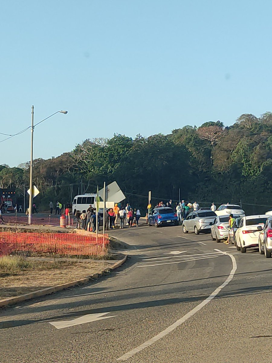 aparicio82's tweet photo. @ATTTPanama @ProtegeryServir  cierre de vías en Panamá Pacífico, los estudiantes no pueden llegar a las diferentes escuelas!!! #hastacuando @TraficologoO @TraficoCPanama https://t.co/2Zpcr4AInb