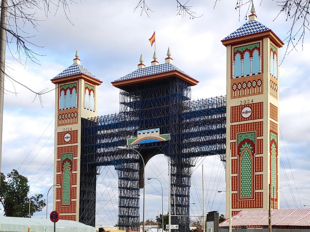 Alguno no se lo creerá, pero están levantando una puerta en Sevilla por la que se accederá a una pequeña ciudad llena de magia y encanto. Dicen que quién accede a ella, queda enamorado