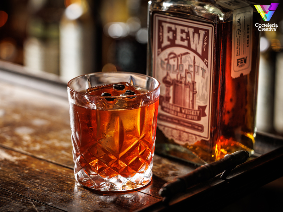 CreativeBar's tweet image. ➡ @fewspirits ha creado #ColdCut que se bebe como un #whiskey pero con la suavidad del café frío que le da una inesperada profundidad bit.ly/3cBmRvy #FEWspirits #FEWColdCut