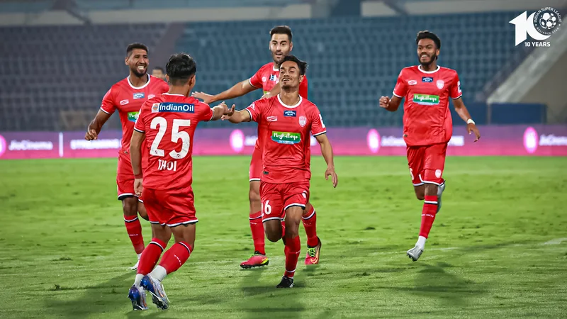 7 - @NEUtdFC have scored seven goals from outside the box in the ongoing @IndSuperLeague season, the joint highest by any team (also #JamshedpurFC); on the other hand, #HyderabadFC are the only team yet to score from outside the box this season. Varied. #HFCNEU #ISL10