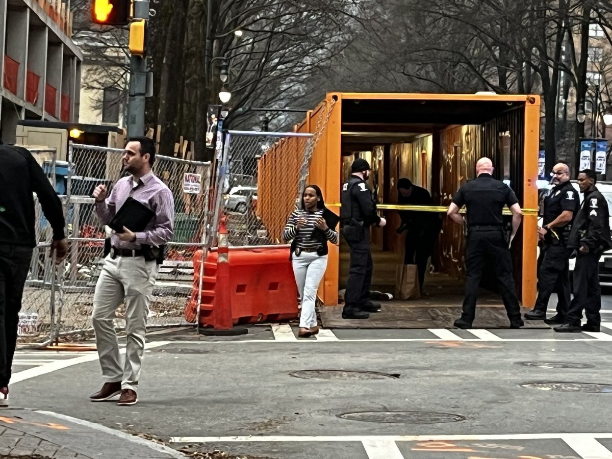 devayneTV's tweet image. #CMPD has cleared scene after woman stabbed in uptown. Woman collaped inside metal sidewalk on Tryon. #wcnc #police #crime #clt