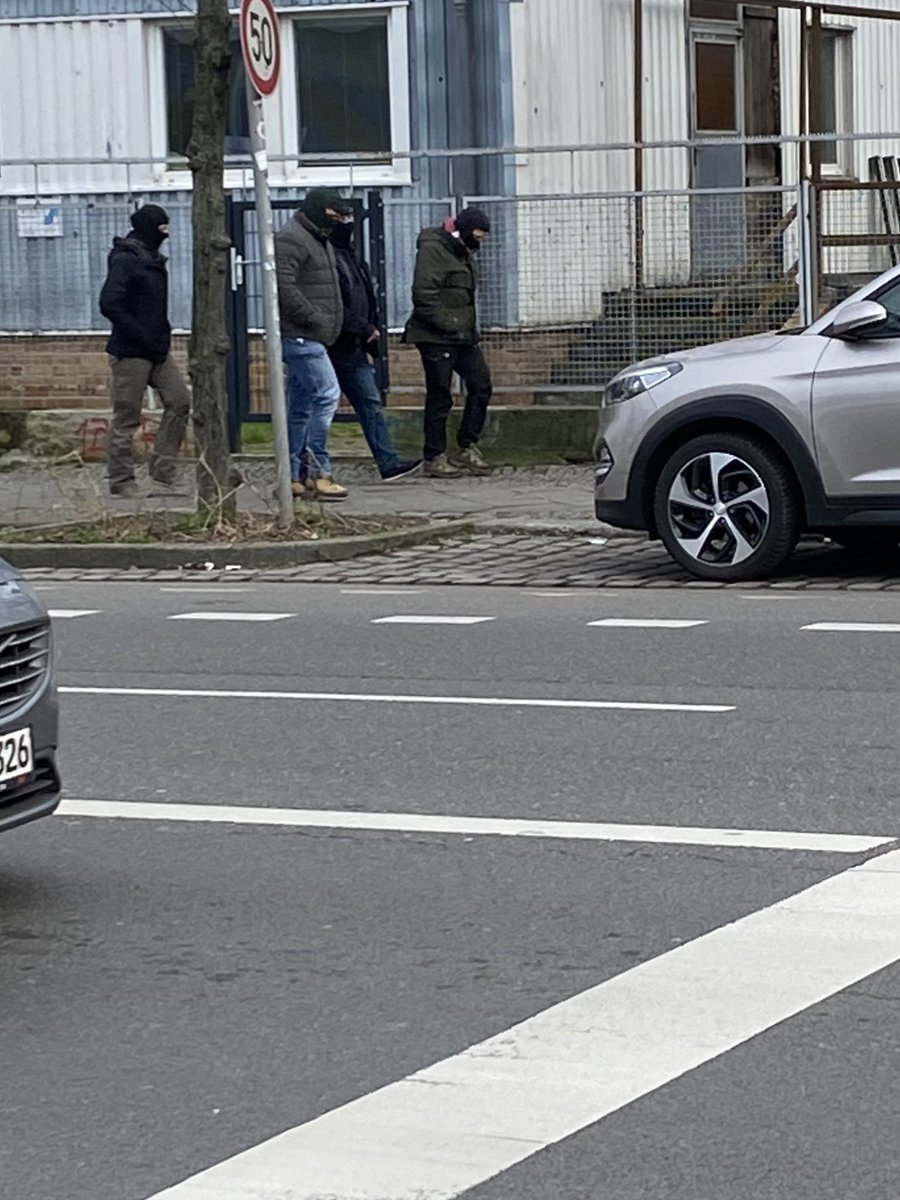 garstigergerrit's tweet photo. Polizeieinsatz in der Bauwagensiedlung in Berlin-Friedrichshain dauert an. Immer wieder beteten auch vermummte Beamte das Gelände. Ex-RAF-Terrorist Burkhard Garweg soll sich bis vor kurzem hier aufgehalten haben @welt https://t.co/wq3mEwroAX