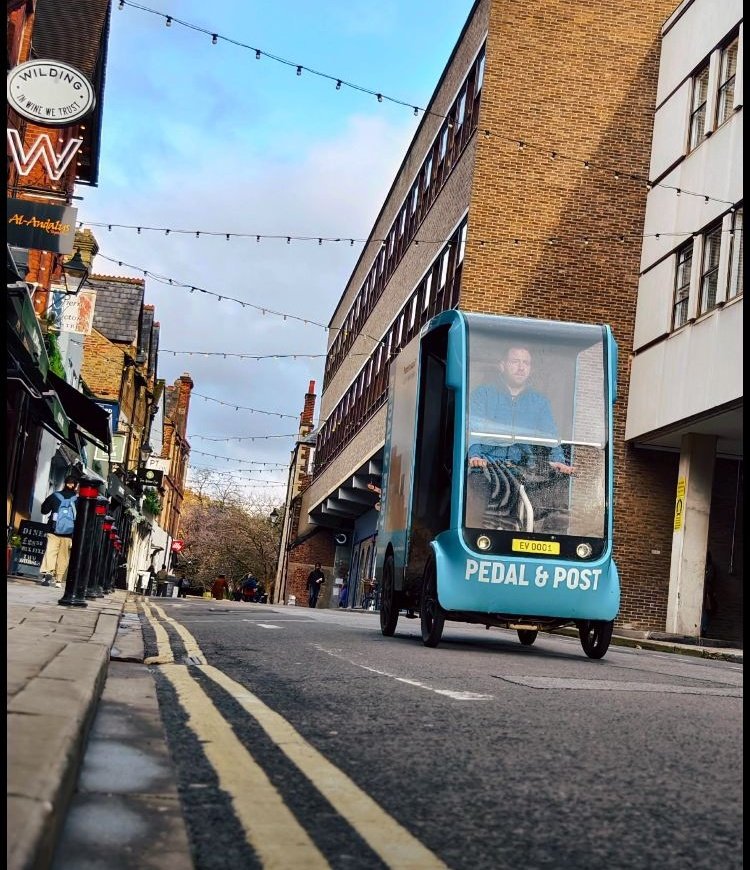 Our CEO Chris got photoed going down little clarendon on our @EAVcargo on the weekend, full of deliveries for residents and businesses for a new client! 🚴‍♂️💙📦🌳👍