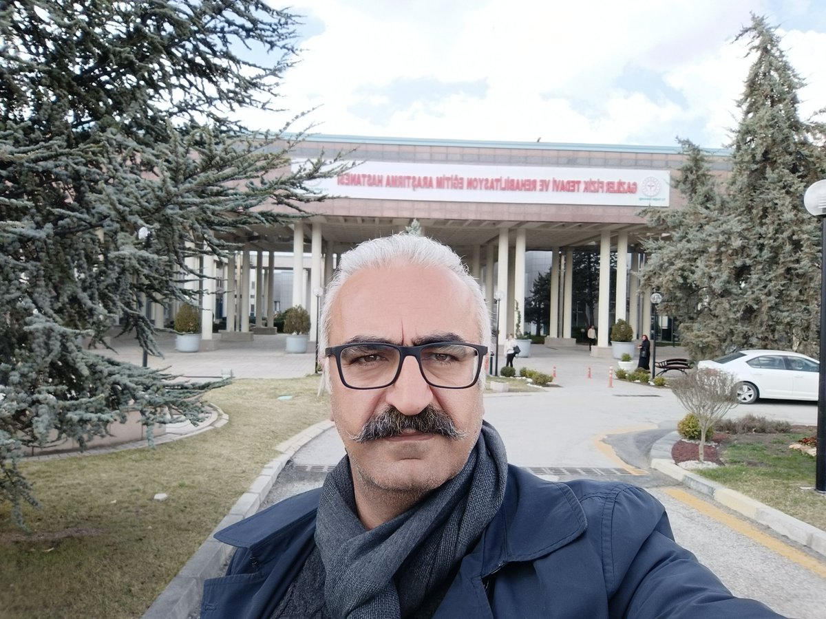 Burası Türk milletinin yaptığı bir bağış kampanyası ile kurulan TSK Rehabilitasyon Merkezi. Elbette bu eski adı, yeni adı tabelada.
Bacağım pek iyi değil ve tedavi için geldim.
Muayene eden doktor çok uzun süredir gelmediğimi söyledi, elbette aralık verdiğim yıllarda fetö