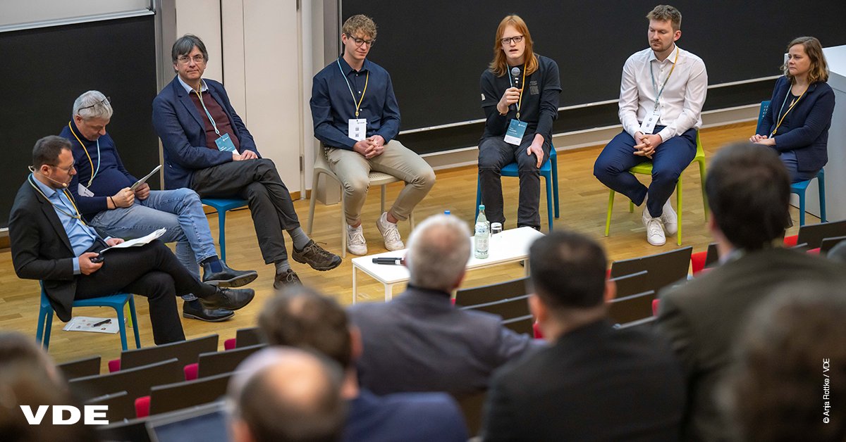 VDE_Group's tweet image. Die Fachtagung &quot;#Mikroelektronik-Forschung in Deutschland: von den Grundlagen zur Anwendung&quot; fand Ende Februar in Dresden statt und brachte Vertreter*innen aus Hochschulen und #Industrie zusammen, um Trends, Chancen und Herausforderungen in der Nachwuchsförderung zu diskutieren.