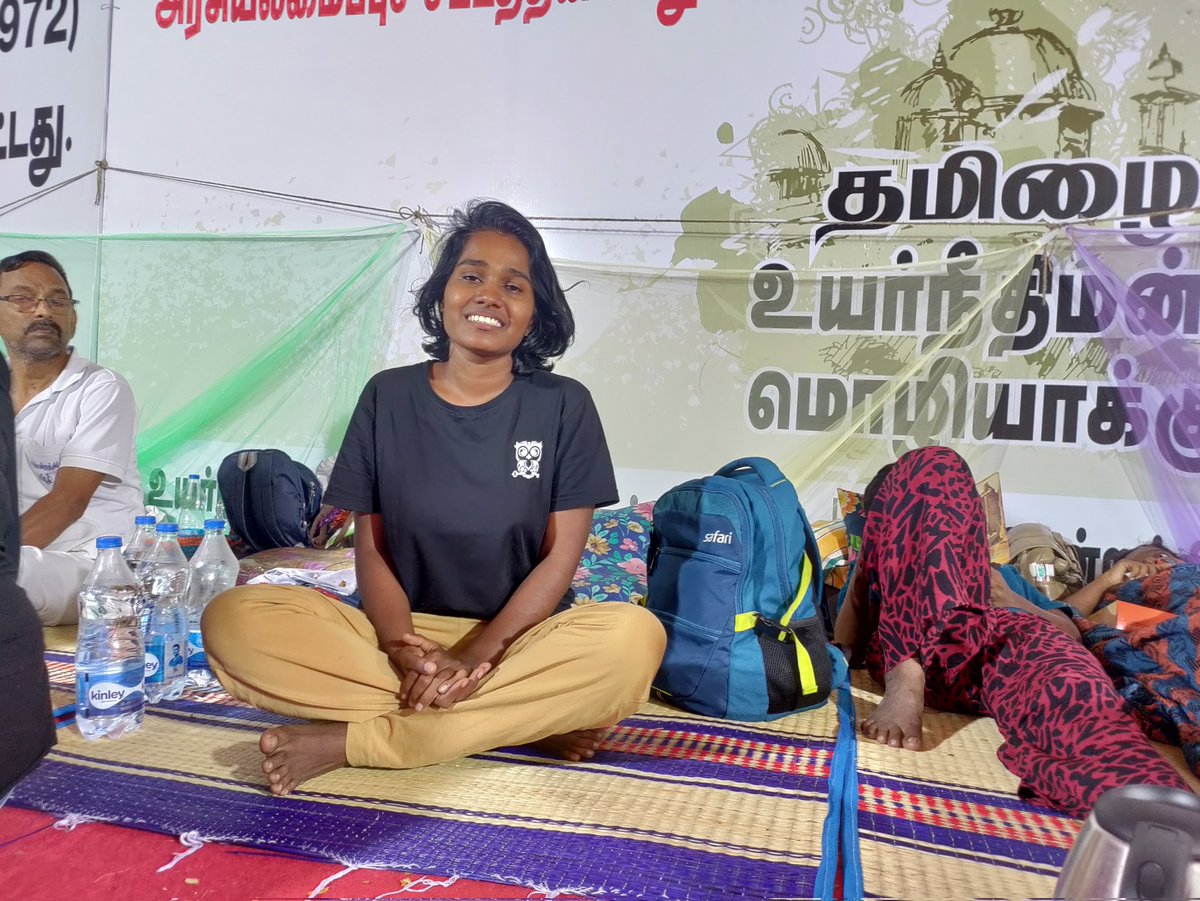 ‘தமிழை உயர்நீதிமன்ற மொழியாக்கு’ என்ற கோரிக்கையை வைத்து நடக்கும் உண்ணாவிரதப் போராட்டம் 6-ம் நாளை எட்டியுள்ளது. 24 தோழர்களின் உறுதியும் ஆச்சரியமளிக்கிறது. போராட்டக் களத்தில் தோழர்கள் காவல்துறையால் தினமும் எதிர்கொள்ளும் பிரச்சனைகள் ஒரு பட்டியலாக நீளுகிறது. #உயர்நீதிமன்றத்தில்_தமிழ்