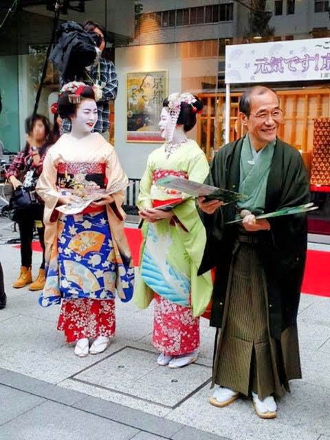 Qさまで京都の名所特集を見ていて。
そういえば京都市長の門川さんが退任されたのだっけ。
この方、いつも羽織袴だったけど、どのくらいお着物をお持ちだったのだろうか気になる。
写真は2013年10月、嵐山の水害の後の復興のキャンペーンとして五花街の舞妓さんを引き連れて東京で記者会見された時の。