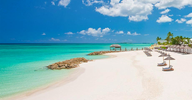 Escapism doesn't get much more idyllic than at Sandals Royal Bahamian. 🌤️🌴🌊 best-online-travel-deals.com/couples-only-h… #bahamas #luxurytravel #vacation #allinclusive #beach