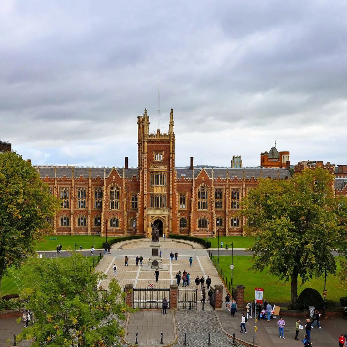 Job Alert! We're recruiting a new Full Professor in International Relations here @HAPPatQUB @QUBelfast Details can be found here: hrwebapp.qub.ac.uk/tlive_webrecru… Get in touch if you've got any questions. @MYBISA @isanet @europeanisa
