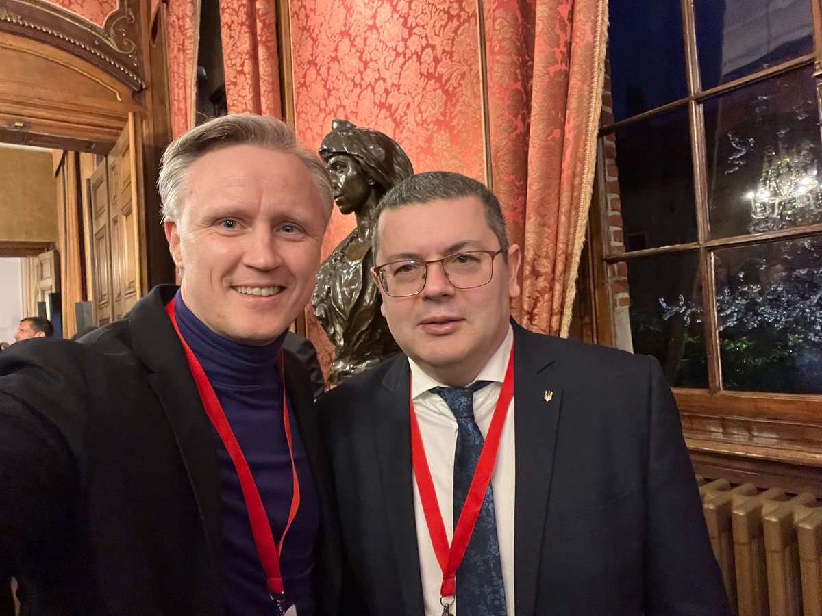 Happy to reunite with my esteemed Ukrainian colleague, @ChairOlek, Chair of the @ua_parliament Foreign Affairs Committee, in Bruges for the @IPEXEU #CFSP/#CSDP.  As Ukraine strides forward as an EU candidate, their presence in these formats is vital. Beyond the formalities - it's