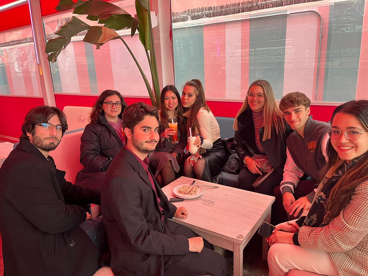 SpJoseluis's tweet image. ¡Muchas gracias @KmleonBooks por este gran encuentro entre escritores y lectores en el #libroforum! Ha sido genial conocer a personas tan maravillosas y talentosas 😍

#leer #escritores #sevilla #libroforumsevilla #libros #books #BookTwitter #firma #autores @CCZonaEste