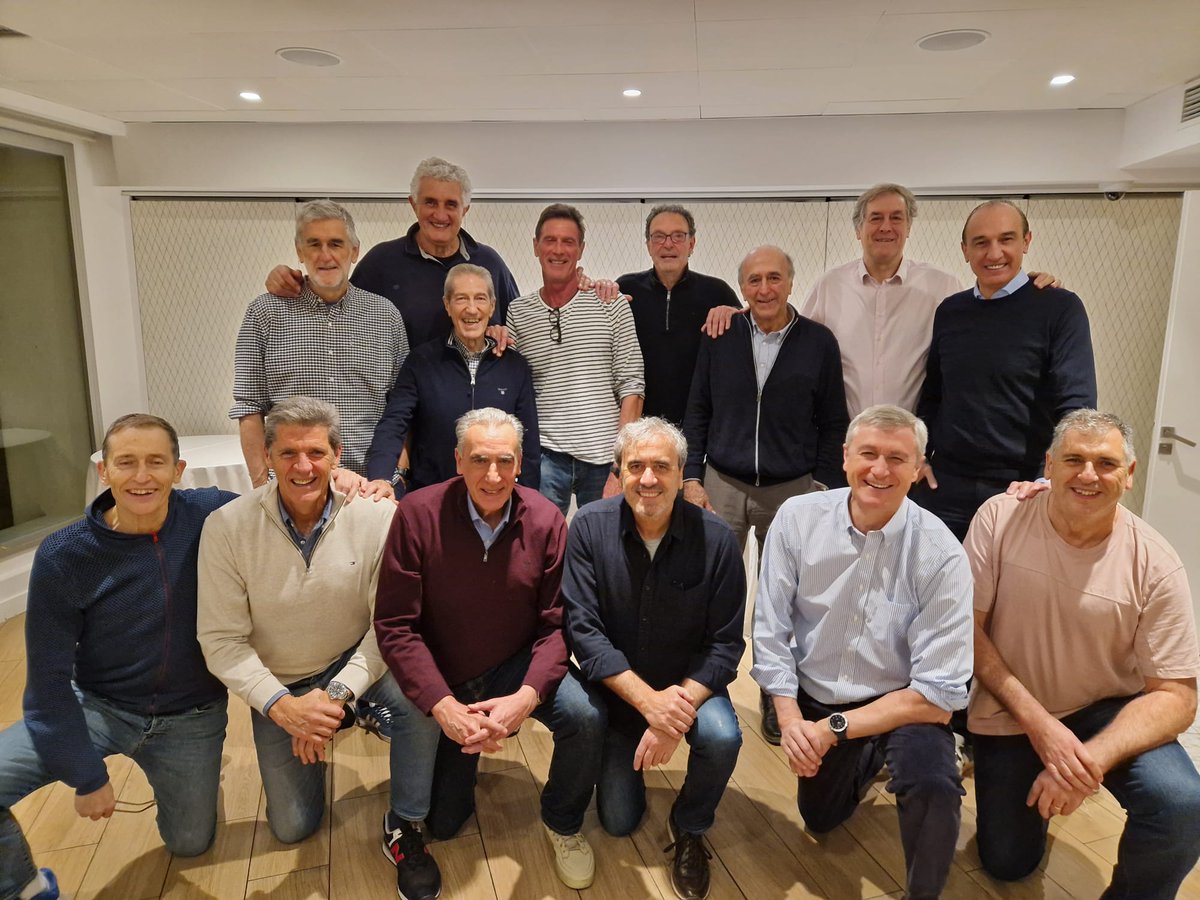 Así estaban en 1978... y así están 4️⃣6️⃣ años después 🧐

La generación de la inolvidable PLATA JUNIOR de Rosetto ha repetido un posado histórico ❤️

#LaFamilia #SomosEquipo