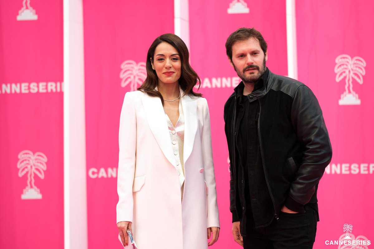 Vous les aviez croisés sur le Pink Carpet de #CANNESERIES la saison dernière : <a href="/Sofia_Essaidi/">Sofia Essaïdi</a> &amp; Hugo Becker ! ✨ Retrouvez le duo ce soir à 21h10 sur France 2 dans la série #LaPeste, l'adaptation du célèbre roman d'Albert Camus. 📺

📸 Olivier Vigerie / Camille Fermon