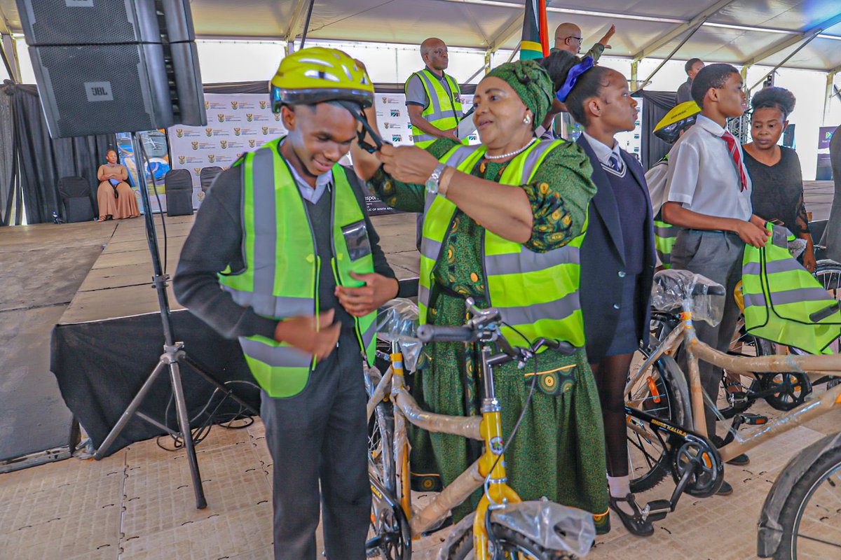 The official handover-over of the Shovakalula bicycles to schools in the Thembisile Hani Municipality.

#OperationSiyakha #Siyasebenza #BeyondRoads