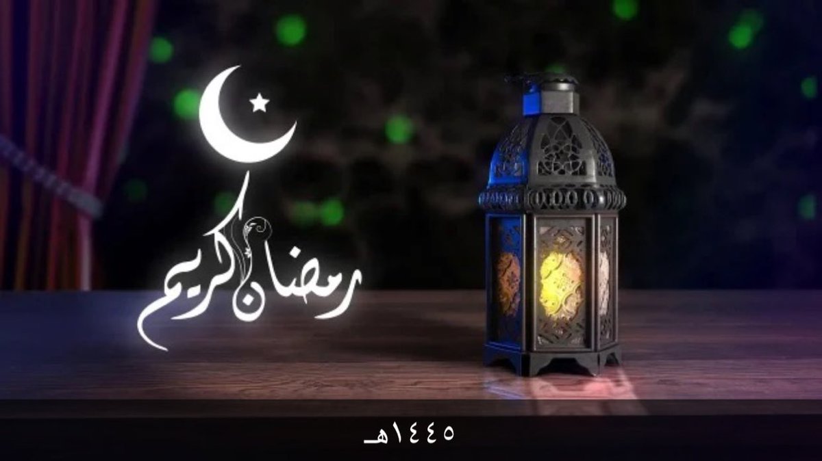 Ahmad_Fehaid's tweet photo. 💐 بارك الله لكم في شعبان  وبلغنا  واياكم رمضان وجعلنا الله وإياكم من المقبولين فيه وعتقاء النار واضع بين ييدكم  هذا النص لعله يرتقي لذائقتكم

✍️ قبل رمضان …

قبل رمضـان أســتأذنك ! حانـت مواعيد الرحيــل
أمانتـــك غيبـــي شـــهر ! خلينـــي لصوم وذكــر

✍️ …

على هواجيــس الثقيــل اللــي من الـوزن الثقيل
شـكراً هوآجيسي ولا ابغـى من هلـى الساحه شكر

أفتـل جديدي مـن قصيدي وأطـرق البحر الطويل
شعري سحر ، سحرك شعر وأحكر تواصيفك حكر

صبّابة احســاسي مطرهــا من غــلا فينـي تســيل
ياقُبلـة الشــــعر البكـــر يســـتاهل الزيـن البكر

يـــا باذخة شـــعر الغـــرام أنتي اذا ملتـي يميـــل
خمـر الغزل كــن القصــيده معـك في حالـة سُكر

قلبــك بريء ورمــش عينك من سطر دايـم يعيـل
ملامحـــك فيهـــا خليــط من الطفولـه والمكـــر

خصـبه عناقيـدك ميـاح.. وفيـك عن حـري مقيـل
عذبــه مواريــدك قــراح .. وتــروي أبيـات وفكــر

كم مدكــر ! في غيبتــك يحتاج لك شعر وخليــل
وكــم مدكــر من طلتـك كم مدكــر ! كم مدكــر!

مــن رقتـــك يارقـــة الأبيـــات فالشعر الجزيـــل
الشعر لو جنسه ذكر ! ماهــو مـع إحساسك ذكــر

أســـتأمني في قلبــي أللـي من مواصــيلك قتيــل
فعيونــي الثنتيـن مســـكانك وفي صـدري وكـــر

تحملينـــي ودي أرحـــل واعتقـي وصـلي ســـبيل
ماغبــــت عنك مكرهيــــه ياغــــلاي ولاجكــر

قبل رمضـان أســتأذنك ! حانـت مواعيد الرحيــل
أمانتـــك غيبـــي شـهر ! خلينـي لصـــوم وذكــر

                         أحمد فهيد