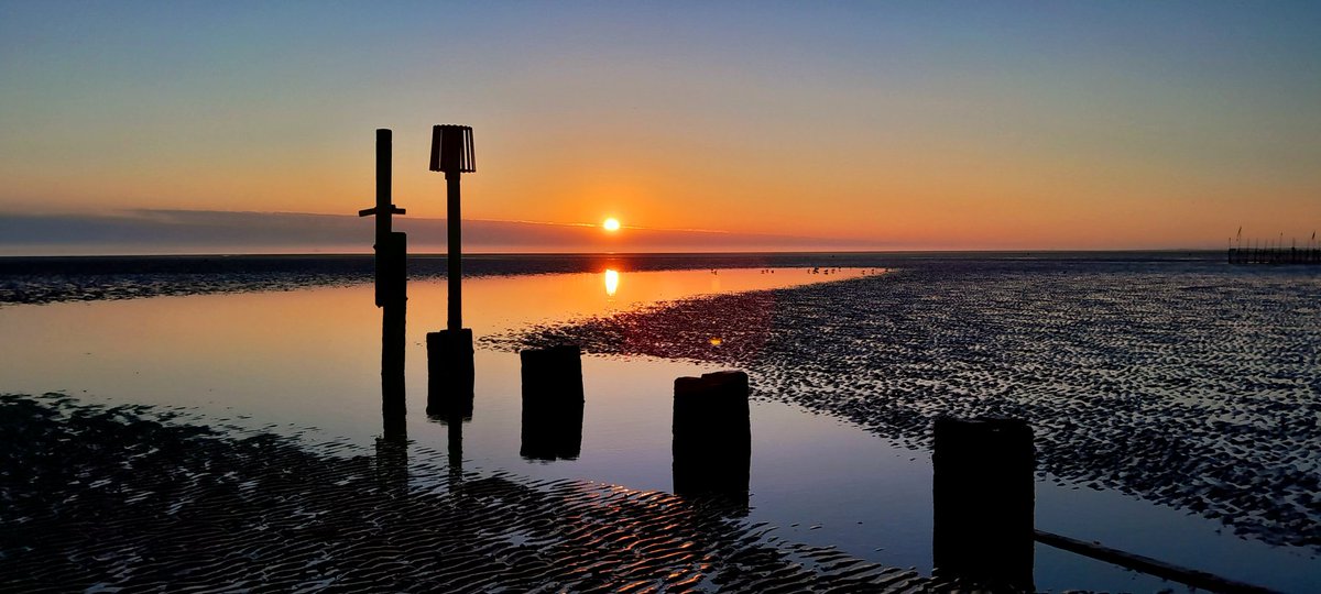 Brucemartin3's tweet photo. @kerriegosneyTV @itvcalendar @IanWhiteNews @LaraRostronTV The rising sun and a fabulous waning crescent of the moon by the statue of the airman at Cleethorpes this morning π Please feel free to share the pics #weatherpic https://t.co/7ZCR6y9PCD