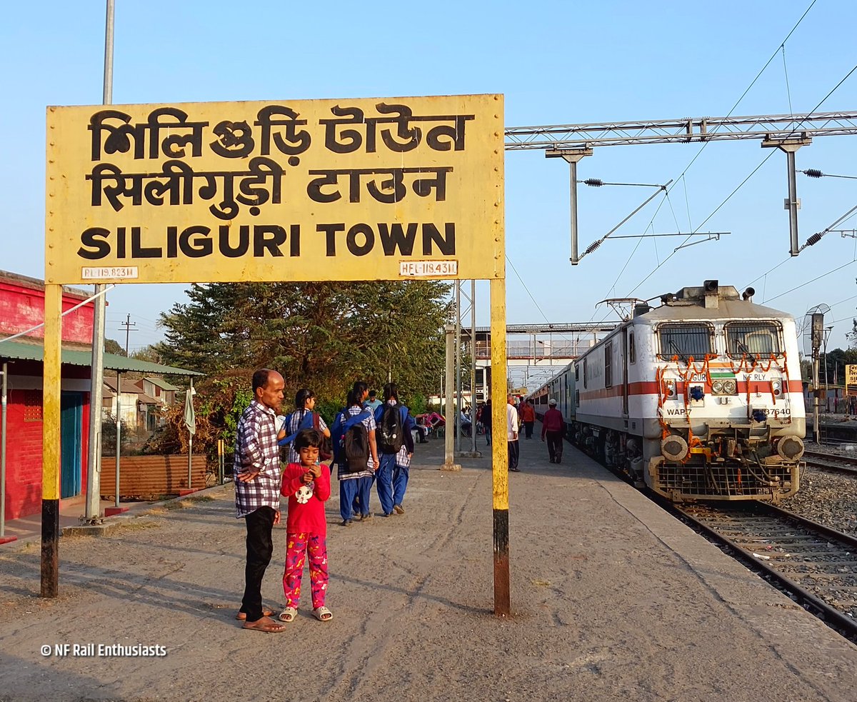 NFR_Enthusiasts's tweet photo. Maybe after 50-60 years, 
A Passenger Class Train originated from the #OldestRailwayStation of #Siliguri:
Today, 15724 #SiliguriTown-#Jogbani Express via #KatiharJunction started it's 1st Commercial Journey from #SiliguriTown behind #Siliguri WAP7 #37640.

#NFRailEnthusiasts https://t.co/vJiajLtd9E