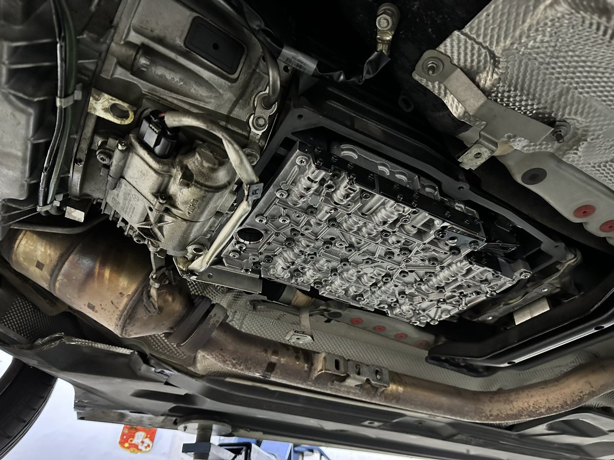 TeamLegendMotor's tweet photo. Benz C200 W204
-transmission fluid, filter, oil sump gasket replacement 
-spark plug replacement 

#benz #w204 #c200 #transmissionfluid #sparkplug https://t.co/5zbH9LhAL3