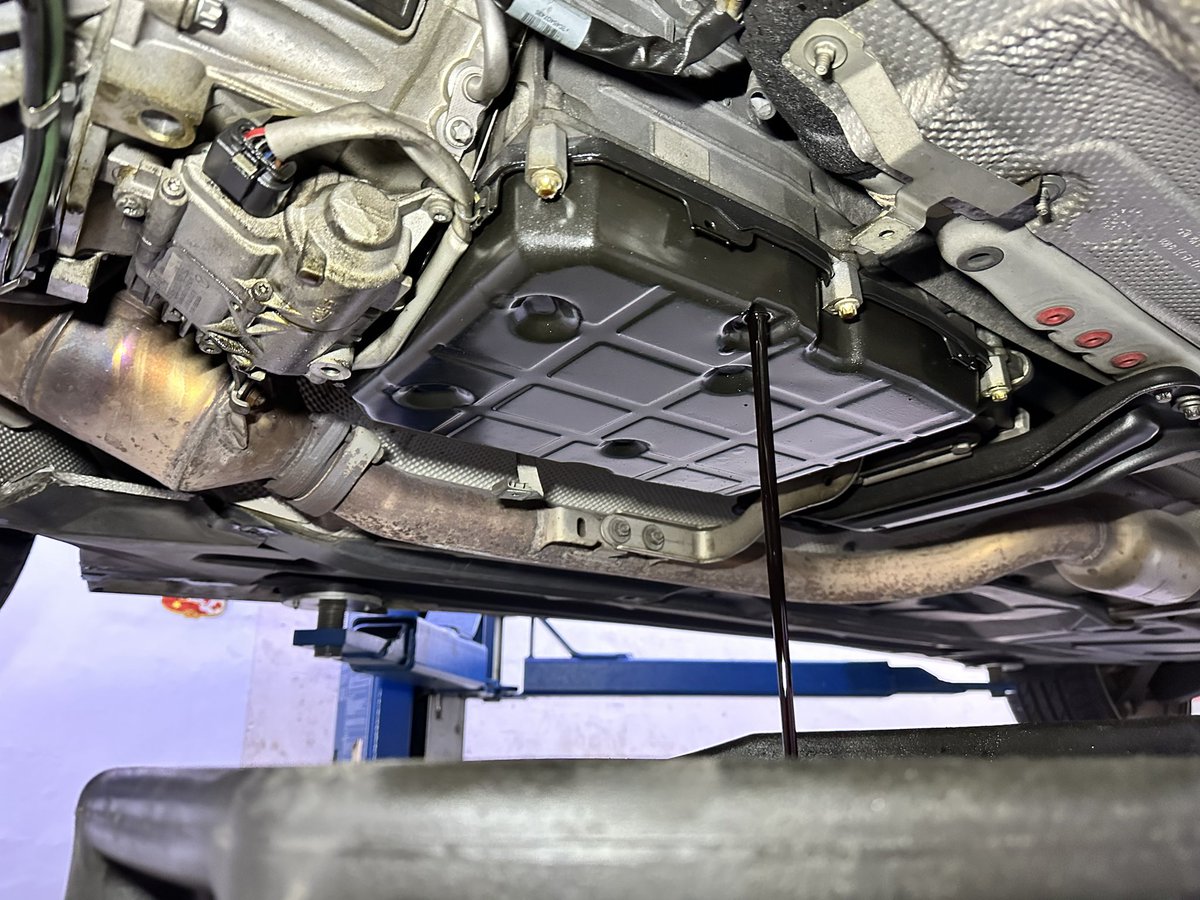 TeamLegendMotor's tweet photo. Benz C200 W204
-transmission fluid, filter, oil sump gasket replacement 
-spark plug replacement 

#benz #w204 #c200 #transmissionfluid #sparkplug https://t.co/5zbH9LhAL3