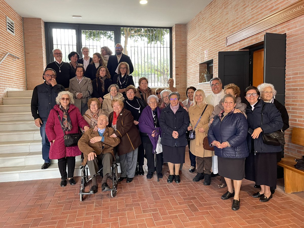 Hoy <a href="/unersevilla/">@unersevilla</a> celebramos el día de <a href="/sanmanuelg/">San Manuel Gonzalez</a> en parroquia San Juan Pablo II Montequinto erigiendo un busto de SMG a la entrada del sagrario donde se lee: “ahí está Jesús, ahí está , no le dejéis abandonado”.
Misa a las 19:30h