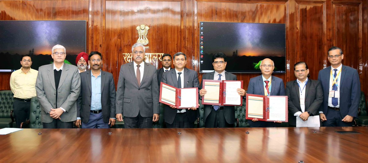 #MoD signs tripartite MoU with BEML Limited, @BEL_CorpCom & @MidhaniLtd for the development of the Advanced Fuelling and Control System for Engines. A significant step towards self-reliance. 🇮🇳 #IndigenousDevelopment More: pib.gov.in/PressReleasePa… @giridhararamane