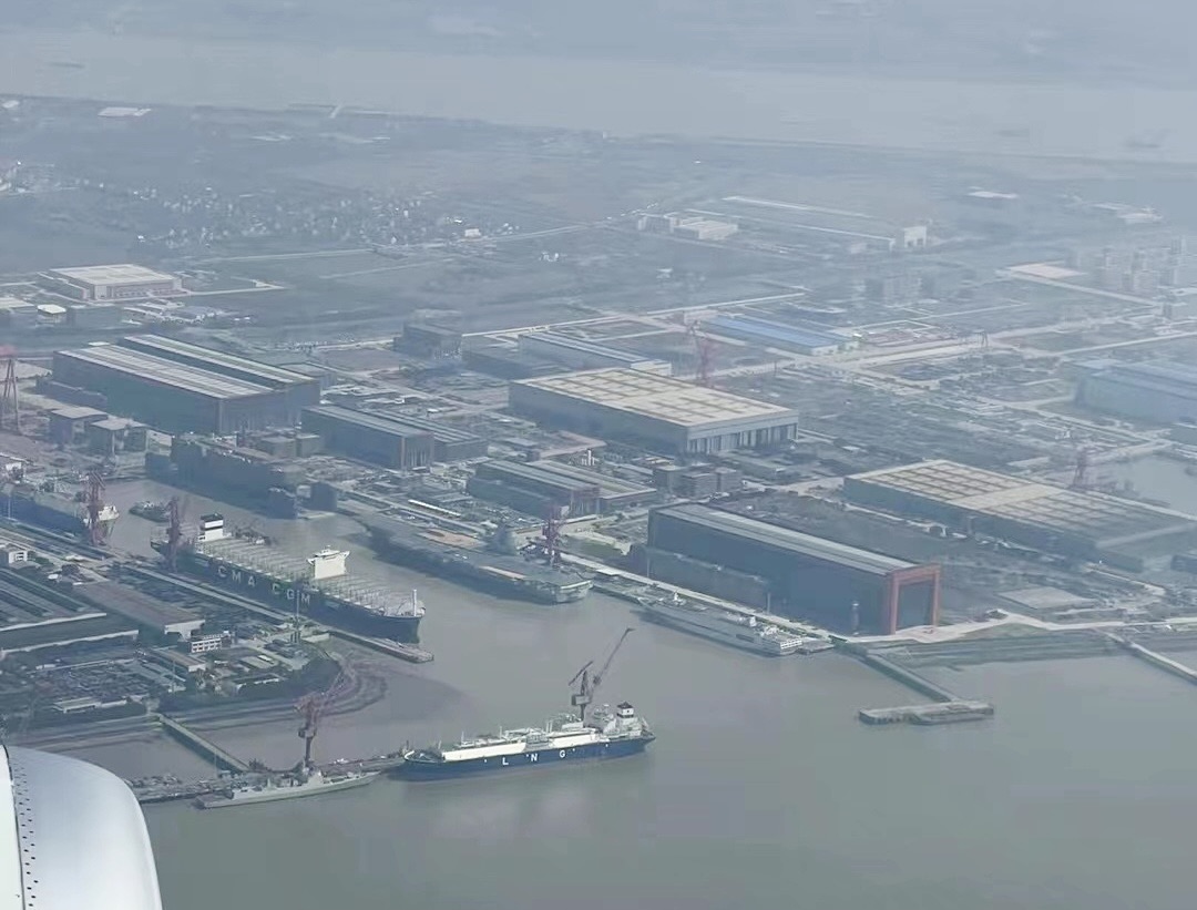 AlexLuck9's tweet photo. I note I havent udated this thread in a while. Fujian has since of course gone back into and came out of drydock. The latest situation with flight deck partially surfaced, back at her regular berth. Image "by78"/SDF. #Type003 #CVFujian https://t.co/ud6LrMGKQ5