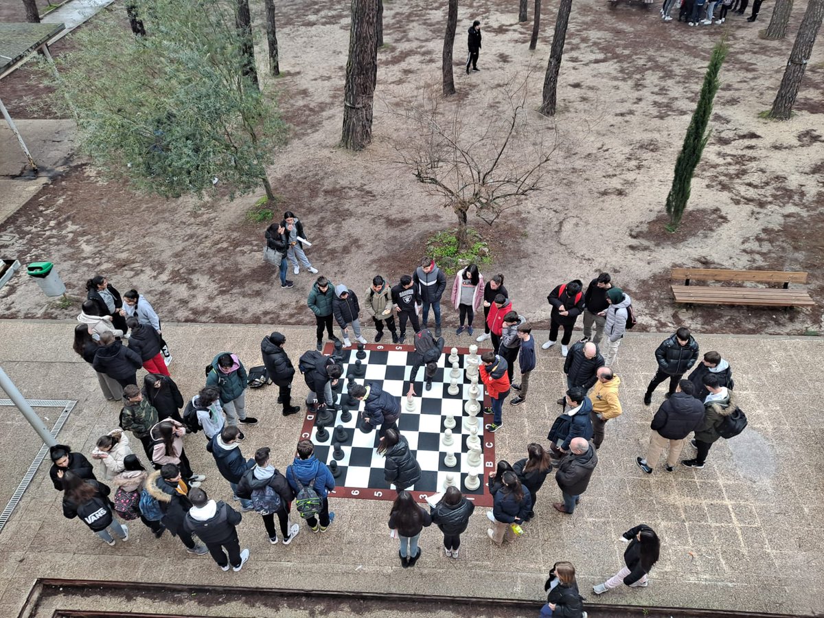 Hoy en el primer recreo hemos estrenado el ajedrez de exterior adquirido por el AMPA la Mambla, con la primera partida del torneo de primavera. A partir de ahora... ¡Los lunes con ajedrez! 
#ajedrezeducativo #ajedrez