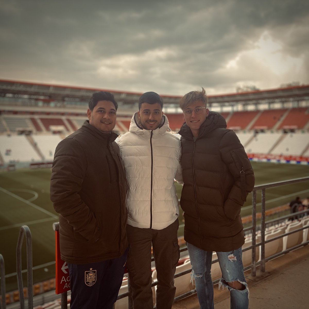 🌧️🧐 Nos vamos a mojar seguro, pero siempre sonriendo y con <a href="/realmurciacfsad/">Real Murcia CF</a>.