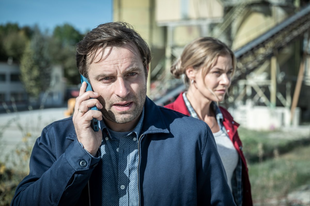 FloFroschmayer's tweet photo. #JessicaGinkel und #JonasLaux in meinem neuen Film BEHRINGER UND DIE TOTEN - FUCHSJAGD als Anne und Sebstian. Der Film läuft am 5. März 2023 um 20:15 #RTL und ist ab sofort bei #RTLplus zu sehen. Neben der Regie habe ich auch alle Standfotos gemacht. https://t.co/rpnvJZFyzt